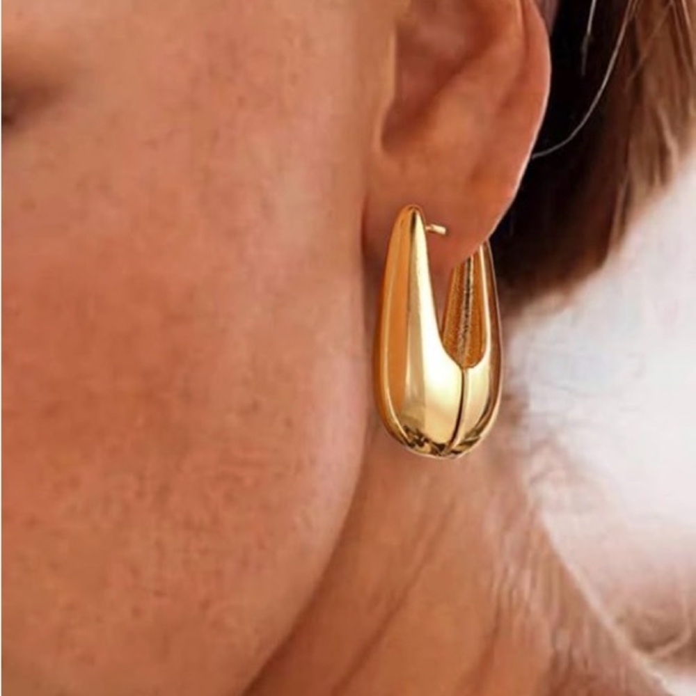Elegant Gold Square Hoop Earrings - Picture 3 of 6